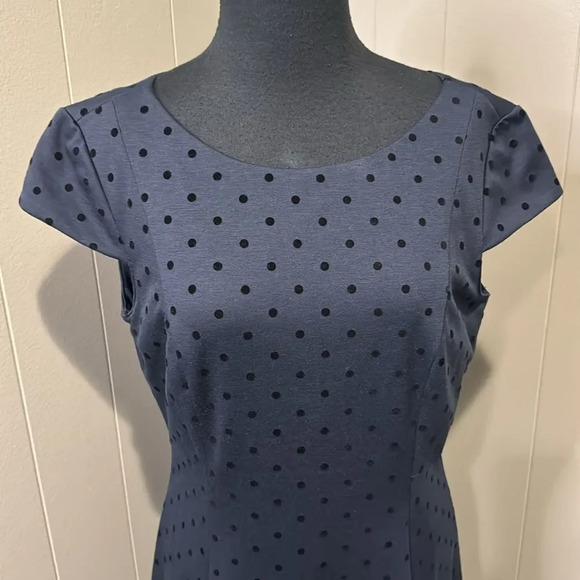 Tahari ASL navy with black flocked dots fit & flare stretch cap sleeve midi. 6 - Picture 2 of 7